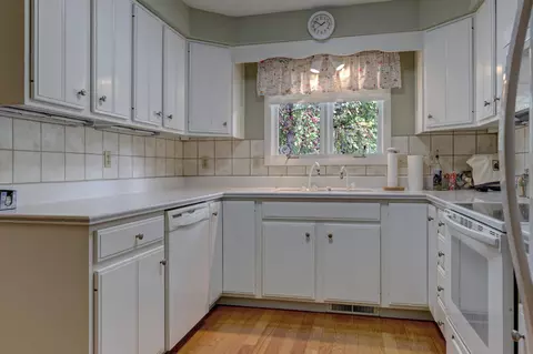 Kitchen - 1015 E Marnie Ln, Appleton, WI 54911 photo 2 of 2
