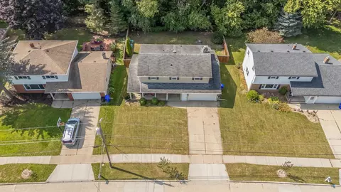 94 Crestview Dr, Appleton, WI 54915 photo 2
