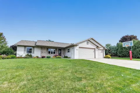 2326 Olde Country Cir, Kaukauna, WI 54130