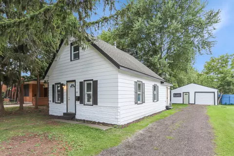 933 Lark St, Oshkosh, WI 54902