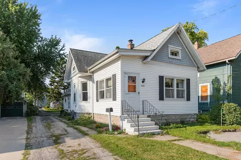 1345 Waugoo Ave, Oshkosh, WI 54901