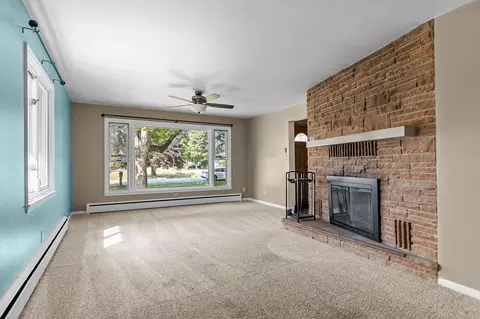 Living - 2570 Palisades Ln, Appleton, WI 54915 photo 4 of 5