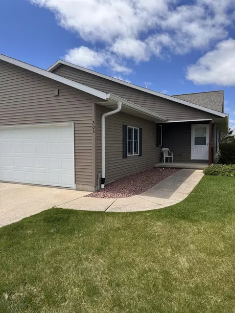 203 Vista Ct, Waupaca, WI 54981