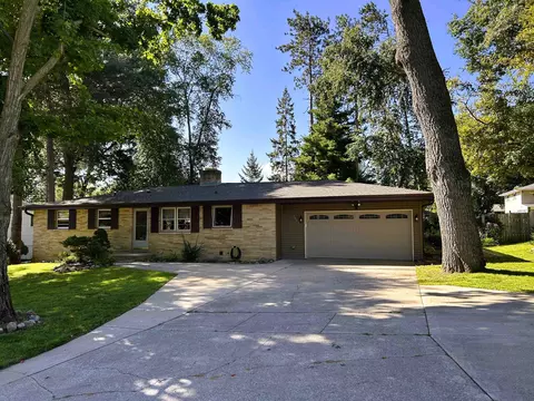 1663 Birchwood Dr, Green Bay, WI 54304