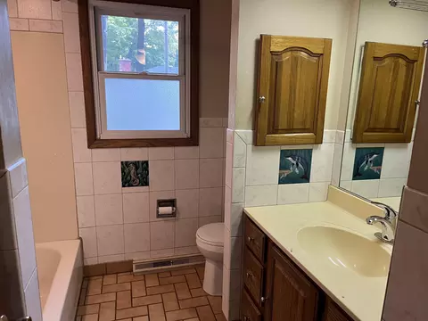 Bath - 1118 E Grant St, Appleton, WI 54911 photo 4 of 4