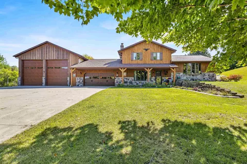 9092 N Paradise Rd, Kewaskum, WI 53040