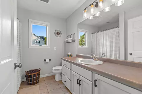 Bath - 4715 N Brookshire Dr, Appleton, WI 54913 photo 4 of 4