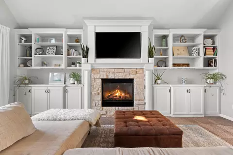 Living - 4715 N Brookshire Dr, Appleton, WI 54913 photo 2 of 3