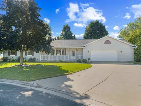 811 Woodlawn Ct, Luxemburg, WI 54217