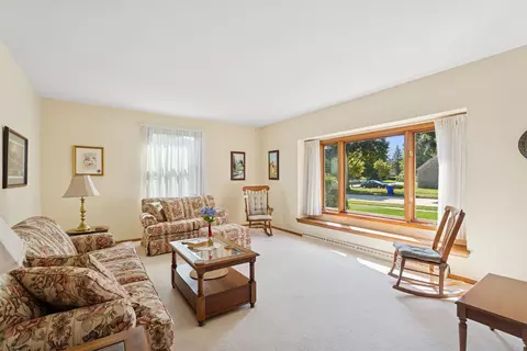 Living - 718 E Lindbergh St, Appleton, WI 54911 photo 1 of 5