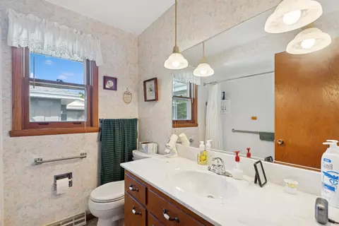 Bath - 718 E Lindbergh St, Appleton, WI 54911 photo 1 of 2