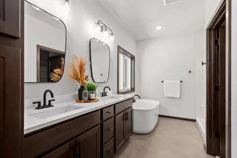 Bath - 3710 E Callalilly Ln, Appleton, WI 54913 photo 1 of 3