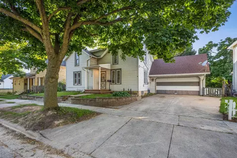 817 Desnoyer St, Kaukauna, WI 54130