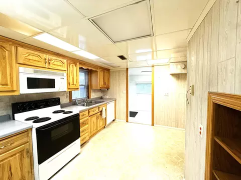 Kitchen - 1734 N Mason St, Appleton, WI 54914 photo 5 of 6