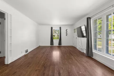 Living - 1429 Lorain Ct, Appleton, WI 54914 photo 2 of 3