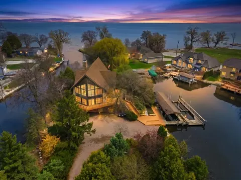 85 Lake Rest Ave, Oshkosh, WI 54902