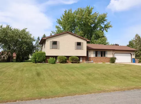 468 Oak Crest Dr, Oshkosh, WI 54904