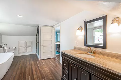 Bath - 1719 W Reeve St, Appleton, WI 54914 photo 3 of 8