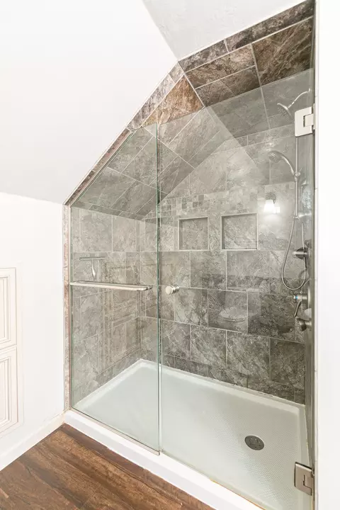 Bath - 1719 W Reeve St, Appleton, WI 54914 photo 5 of 8
