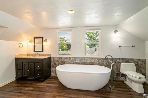 Bath - 1719 W Reeve St, Appleton, WI 54914 photo 1 of 8