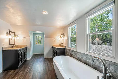 Bath - 1719 W Reeve St, Appleton, WI 54914 photo 4 of 8