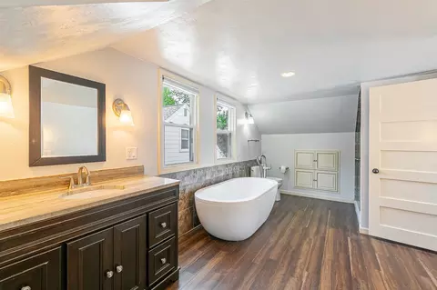 Bath - 1719 W Reeve St, Appleton, WI 54914 photo 2 of 8