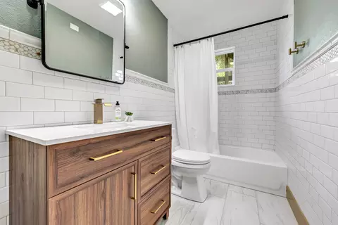 Bath - 1014 N Oneida St, Appleton, WI 54911 photo 1 of 2