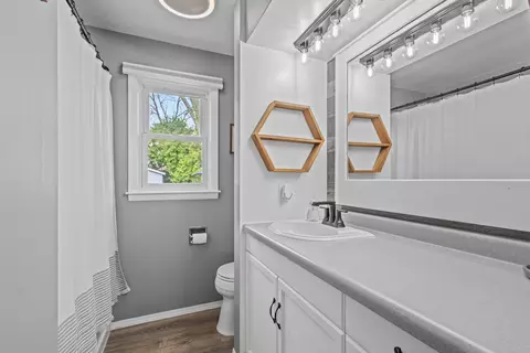 Bath - 706 E Wilson Ave, Appleton, WI 54915 photo 1 of 2