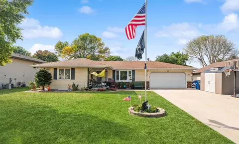2116 Meadow Green Dr, Neenah, WI 54956