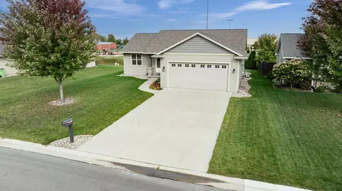 n9052 Spring Valley Road, Menasha, WI 54952