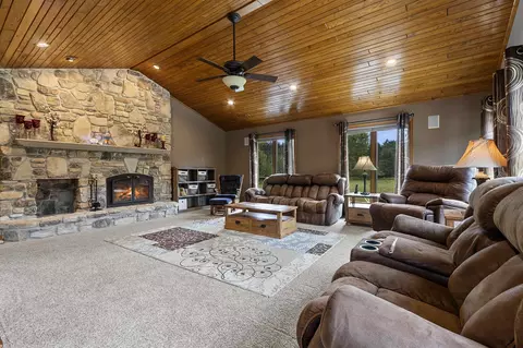 Living - 8458 N Cherry Rd, Algoma, WI 54201 photo 3 of 4