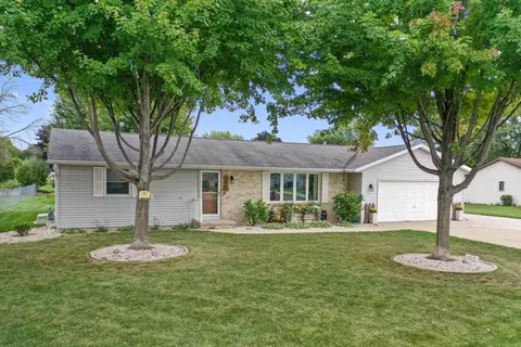 1883 Mac Ln, Green Bay, WI 54311