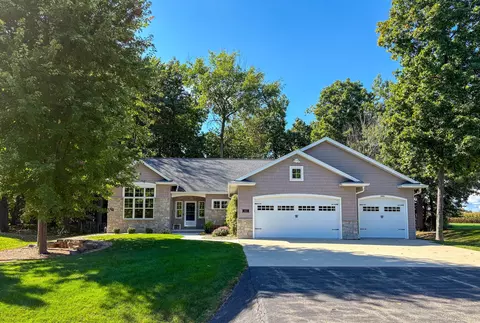 1911 Timberline Dr, Oshkosh, WI 54904
