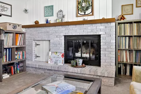 Living - 1025 W Roberts Ave, Appleton, WI 54914 photo 3 of 6