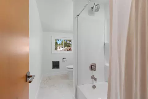 Bath - 630 W Riverview Dr, Appleton, WI 54915 photo 4 of 5