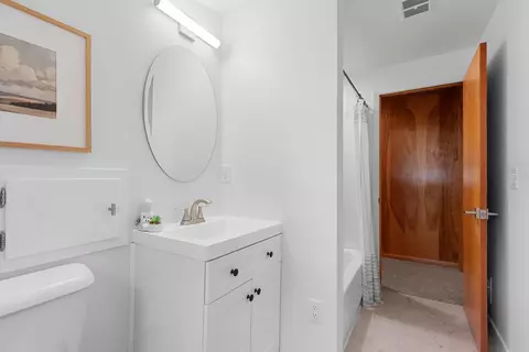 Bath - 630 W Riverview Dr, Appleton, WI 54915 photo 5 of 5