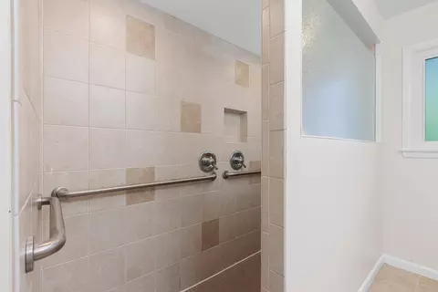 Bath - 630 W Riverview Dr, Appleton, WI 54915 photo 2 of 5