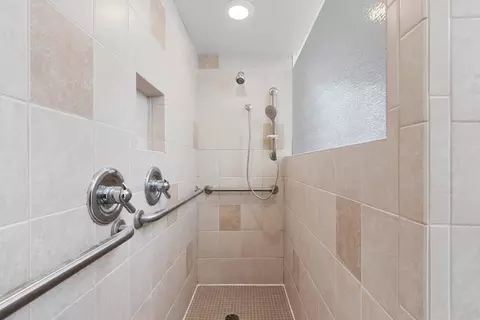 Bath - 630 W Riverview Dr, Appleton, WI 54915 photo 3 of 5