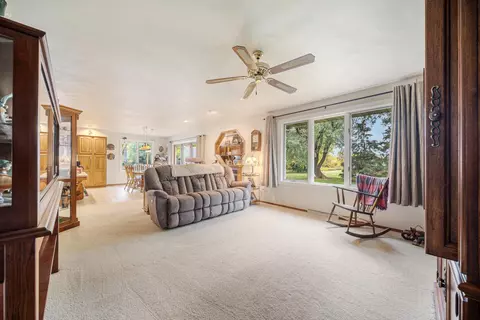 Living - 2135 Cloudview Ct, Appleton, WI 54914 photo 2 of 3