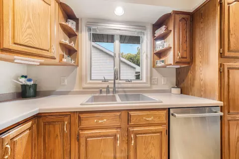 Kitchen - 2135 Cloudview Ct, Appleton, WI 54914 photo 3 of 5