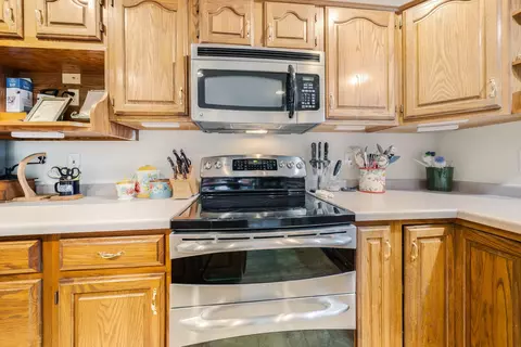 Kitchen - 2135 Cloudview Ct, Appleton, WI 54914 photo 2 of 5