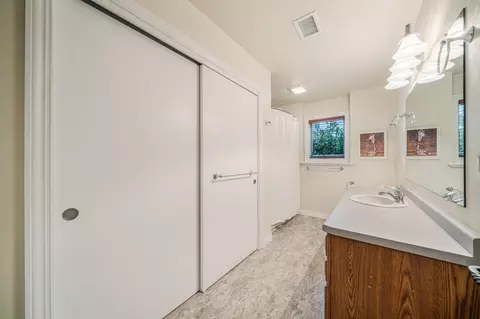 Bath - 2135 Cloudview Ct, Appleton, WI 54914 photo 1 of 2