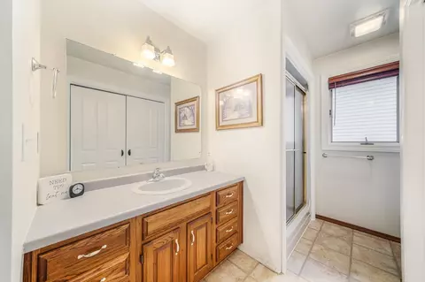 Bath - 2135 Cloudview Ct, Appleton, WI 54914 photo 2 of 2