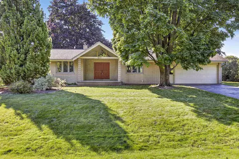 521 W Seneca Dr, Appleton, WI 54911
