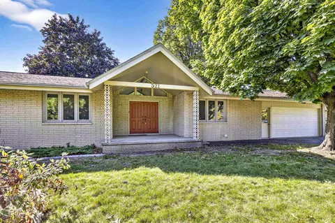 521 W Seneca Dr, Appleton, WI 54911 photo 2