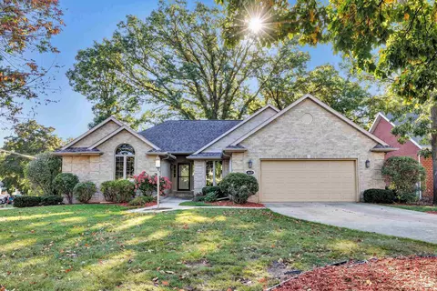 1601 Rustic Oaks Ct, Green Bay, WI 54301