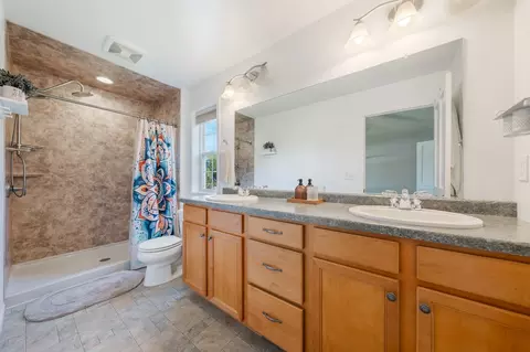 Bath - 2184 W Noelle Ln, Appleton, WI 54913 photo 1 of 3