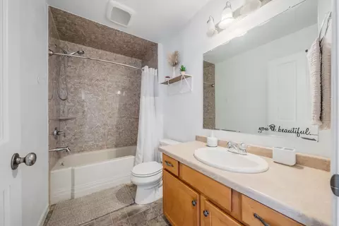 Bath - 2184 W Noelle Ln, Appleton, WI 54913 photo 2 of 3