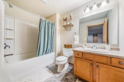Bath - 2184 W Noelle Ln, Appleton, WI 54913 photo 3 of 3