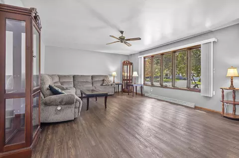 Living - 602 S Goldenrod Dr, Appleton, WI 54914 photo 2 of 5